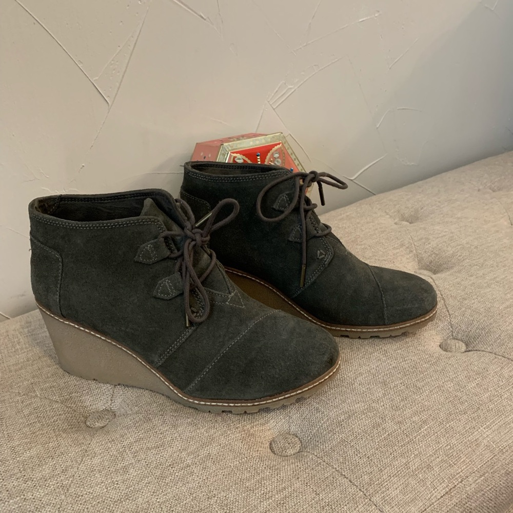 Toms women’s Suede Desert Wedge Crepe Booties olive green 9 like new